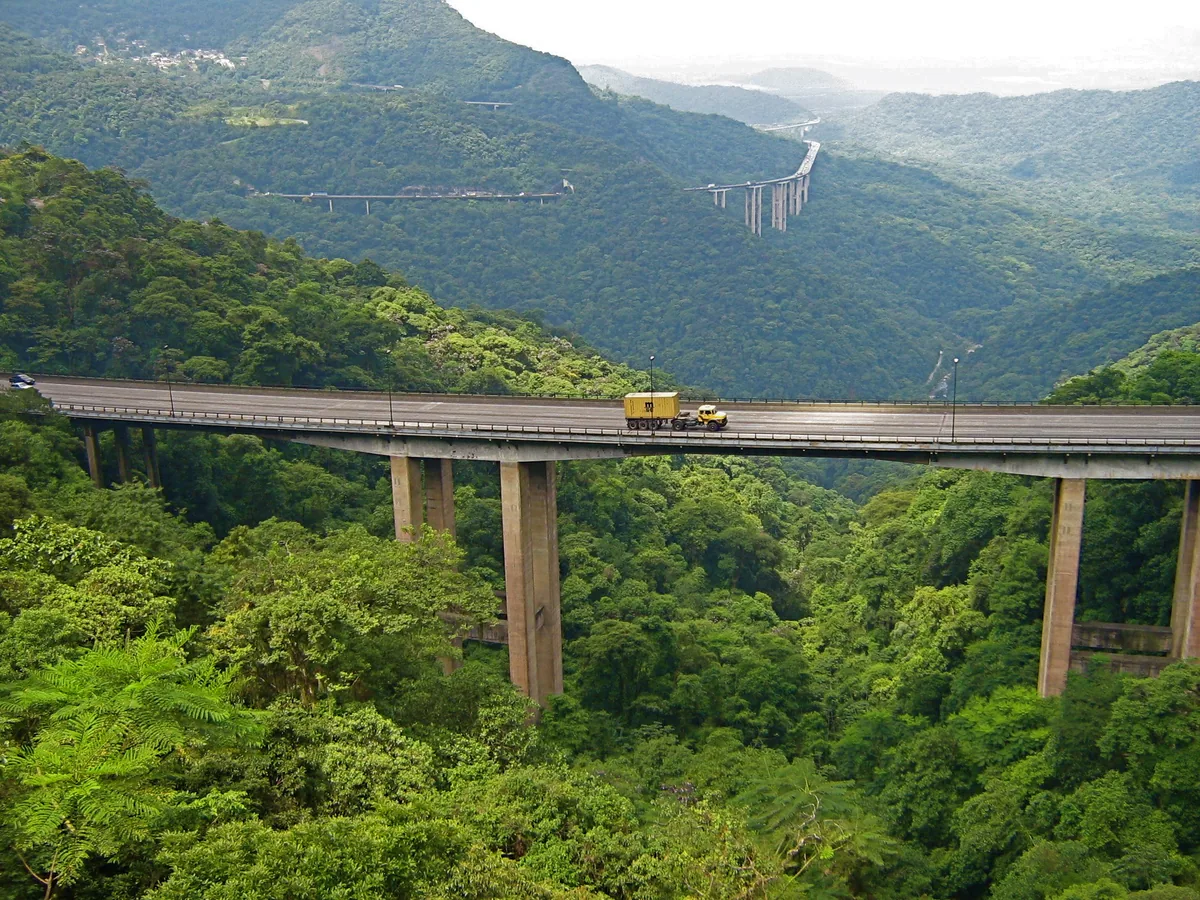 Viadutos da Rodovia dos Imigrantes na Serra do Mar