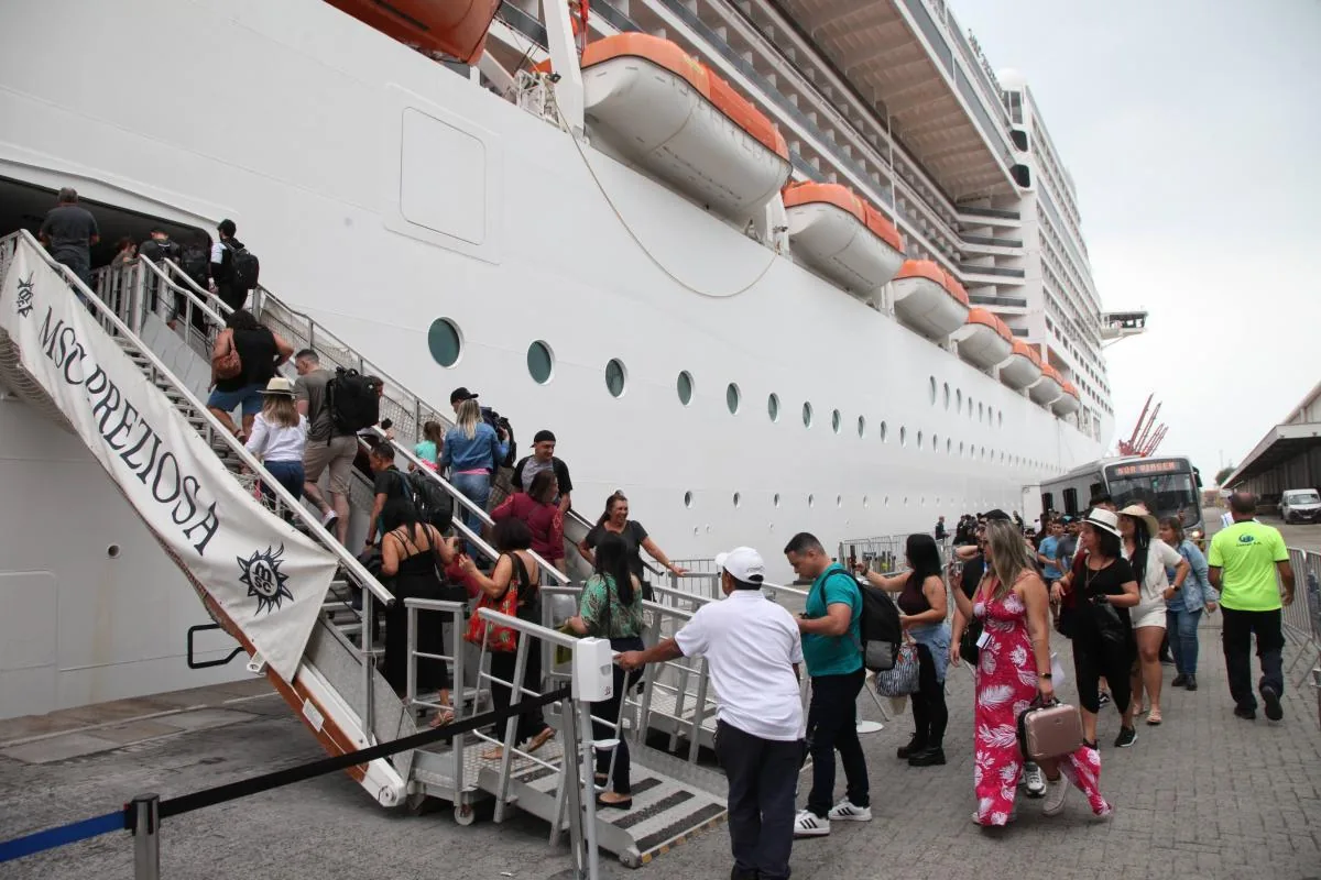 Passageiros embarcando em um navio de cruzeiro no Porto de Santos