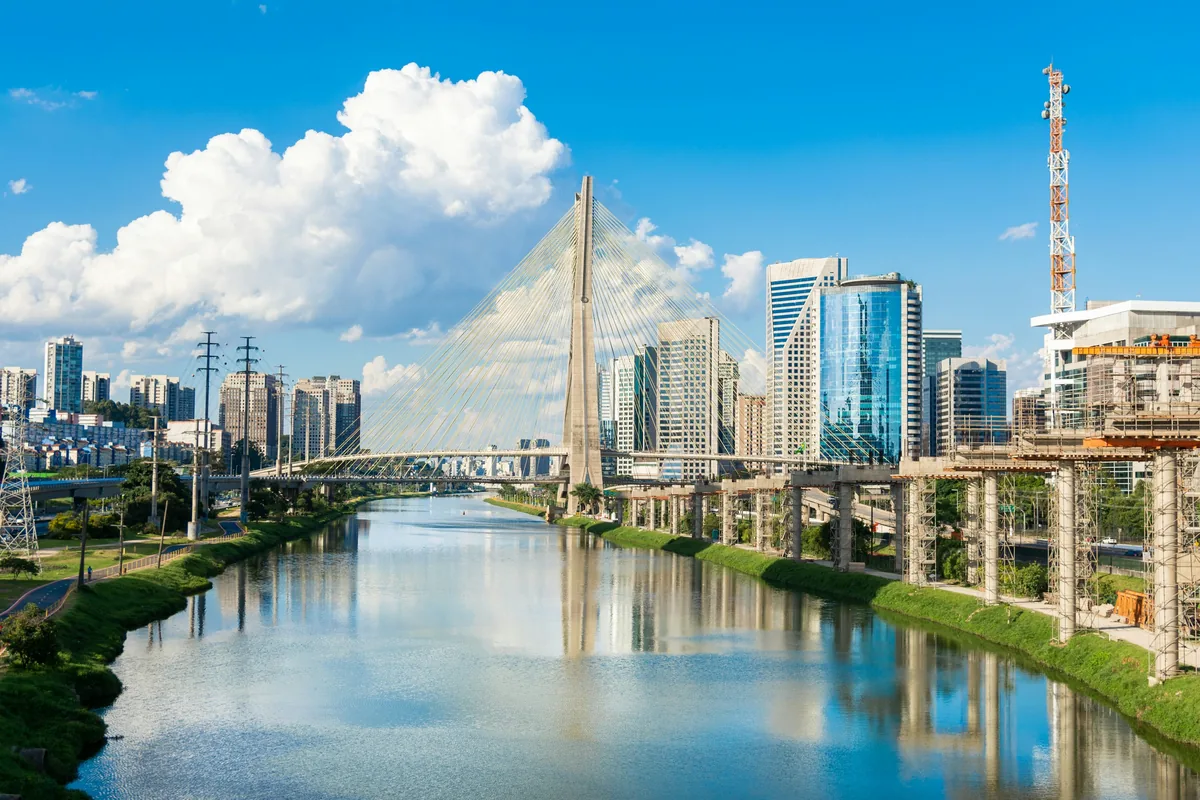 Ponte Estaiada e paisagem urbana de São Paulo, cidade de partida do transfer